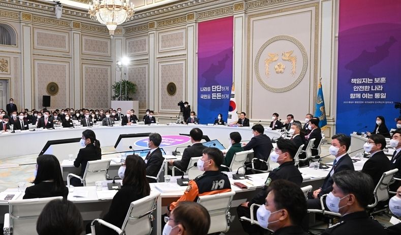 27일 청와대 영빈관에서 열린 통일부·행정안전부·국가보훈처·인사혁신처 업무보고를 윤석열 대통령이 받고있다. (사진=연합뉴스)(사진제공: 대통령실)