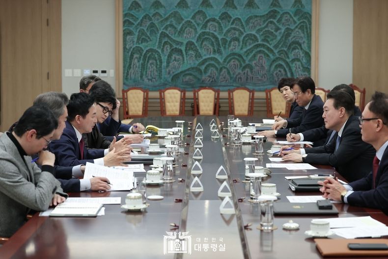 윤석열 대통령은 21일 국토교통부·법무부·고용노동부·경찰청 등 관계부처로 부터 건설현장 불법행위 근절대책 보고를 받았다. (사진=대통령실)