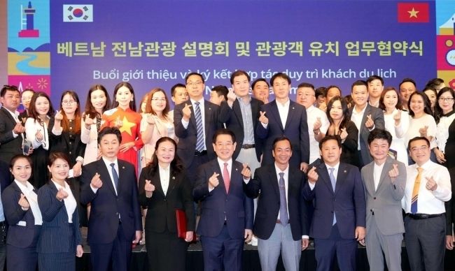 베트남을 방문 중인 김영록 전라남도지사가 지난 25일(현지 시각) 나트랑 쉐라톤 호텔에서 열린 ‘전남 관광설명회 및 관광객 유치 업무협약’을 체결하고 참석자들과 기념 촬영을 하고 있다. (사진제공 : 전남도)