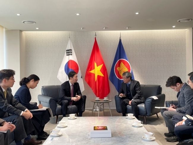 윤형중 한국공항공사 사장(왼쪽)이 13일 서울 삼청동 주한 베트남 대사관에서 응우옌 부 뚱 주한 베트남대사와 양국 간 신규 항공노선 유치를 위해 협력할 것을 논의하고 있다. (사진제공 : 한국공항공사)