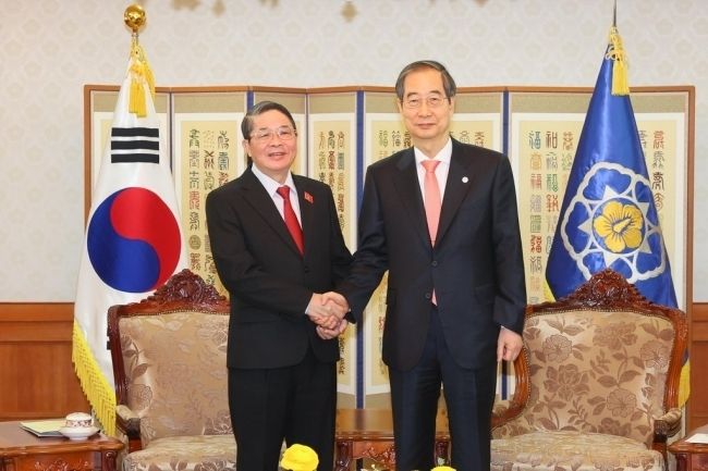 한덕수 국무총리(사진 오른쪽)가 22일 정부서울청사에서 응우옌 득 하이 베트남 국회부의장을 접견 후 기념 촬영을 하고 있다.<br>
(사진제공 : 총리실)
