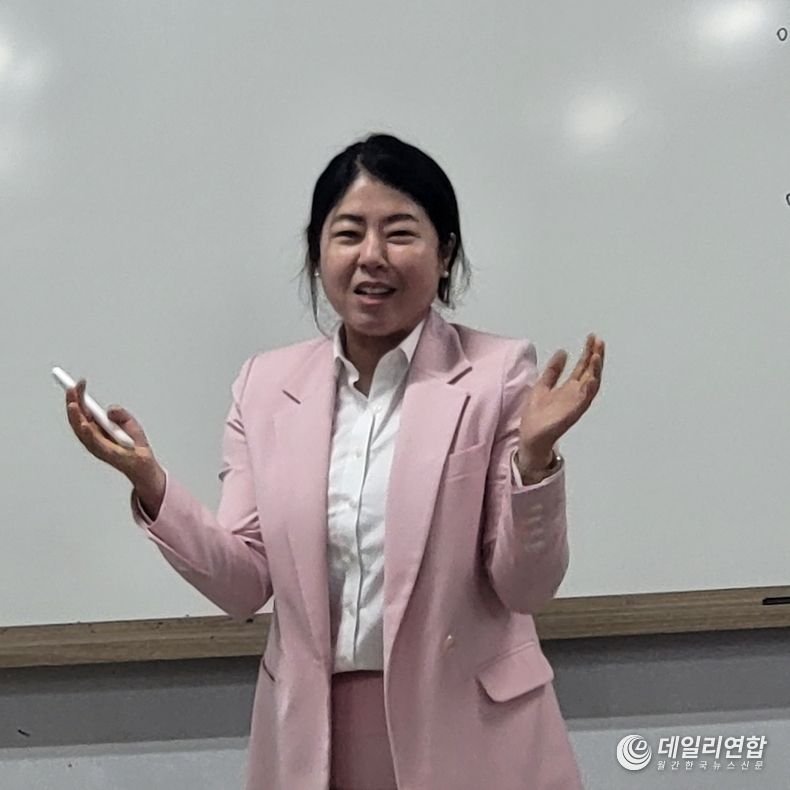  불로그 명강사 조민희 강사가 강의 하는 모습