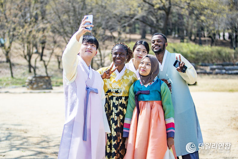 영남대학교 민속촌에서 일일 한복 체험을 하고 있는 외국인 유학생들과 학생들.