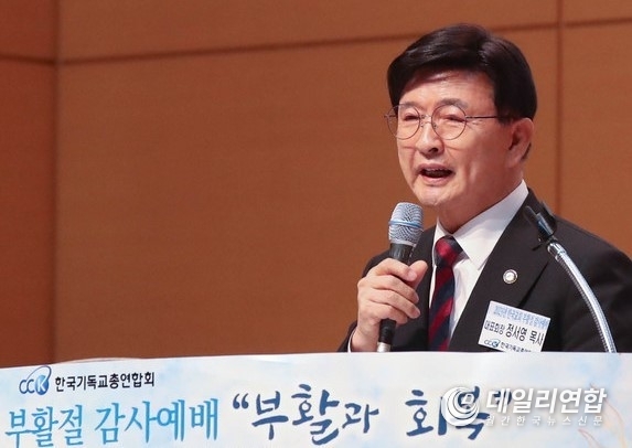 <strong>사진 2. 부활절예배에서 인사 말하는 한기총 대표회장, 정서영 목사.</strong>