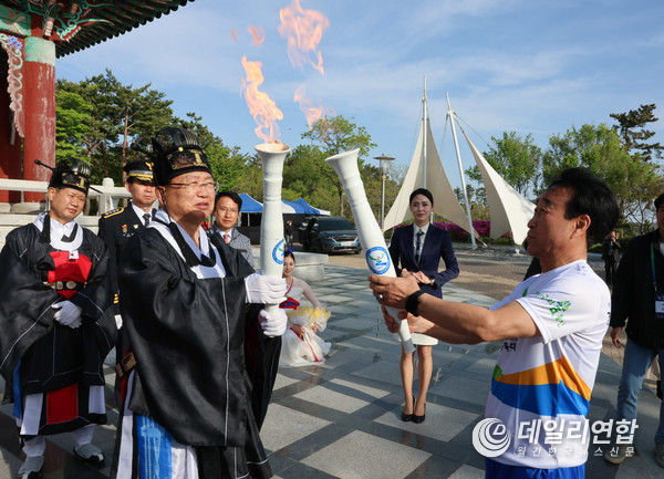 '제61회 경북도민체전' 개막식 성화봉송 사진.