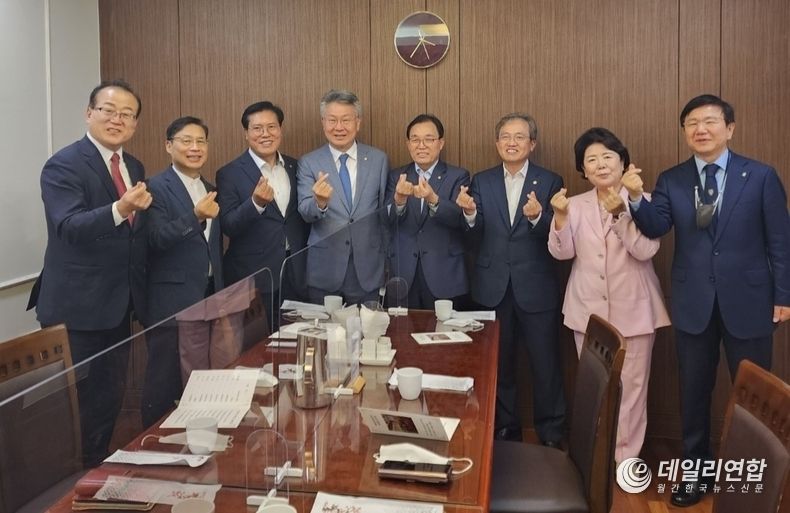  사진 좌로부터 - 이성용 지도목사. 장헌일 지도목사. 송석준부회장. 김회재 부회장. 이채익회장. 송기헌서기.. 서정숙 서기. 양성전 지도목사.국회기독의원이 여.야 화합속에서 하나님의 선교를 위하여 기도하고있다.