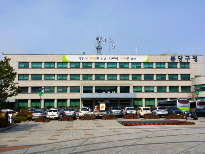 국토부 원희룡 장관은 7일(일) 오후 성남시 분당구를 방문해 노후계획도시 정비에 대한 주민간담회를 개최하였다. 분당구는 1기 신도시 중 가장 먼저 입주가 시작된 만큼 30년이 이미 경과한 공동주택이 많다. 