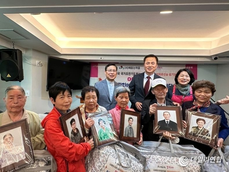  (상단 왼쪽부터) 장헌일 해돋는마을 이사장, 정재원 국가조찬기도회 사무총장, 최에스더 월드뷰티핸즈 회장
