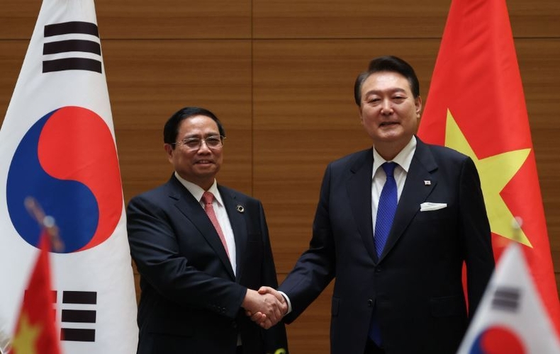 G7 정상회의에 참석한 윤석열 대통령과 팜 밍 찡 베트남 총리가 5월 19일 일본 히로시마에서 악수를 하고 있다. ⓒ대통령실