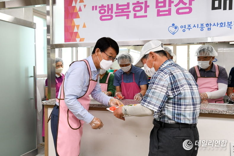 박남서 영주시장이 취임 1주년을 맞아 종합사회복지관서 배식봉사를 하고 있다.