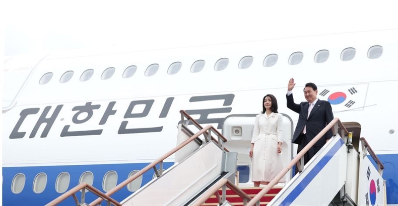 윤석열 대통령 부부가 작년 6월27일 스페인 마드리드에서 열리는 나토(NATO·북대서양조약기구) 정상회의 참석차 출국하는 모습.(대통령실 제공)