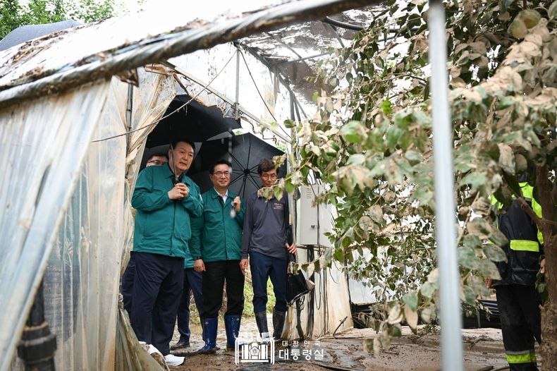 윤석열 대통령이 지난 18일 집중호우 피해지역 현장점검(충남 공주, 충남 논산 지역)을 하고 있다. (대통령실 제공)