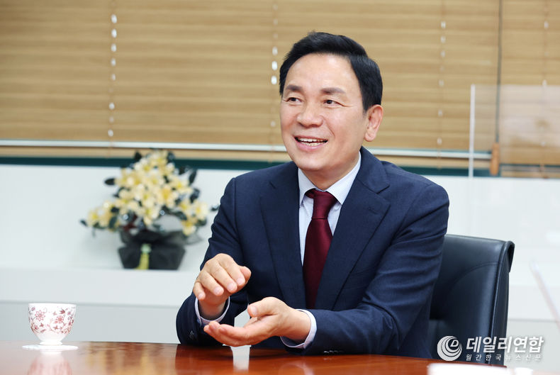이성용 발행인과 대담한 조성명 강남 구청장 모습