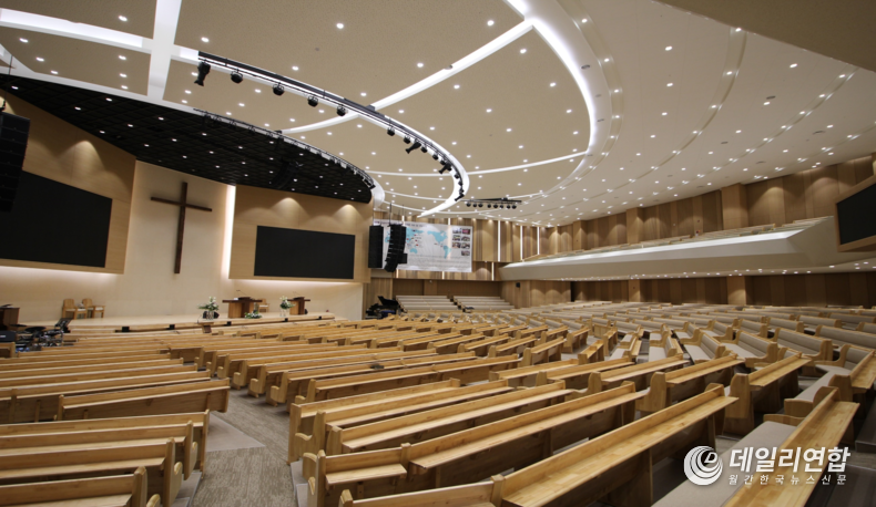 벧엘성전(대예배실)Bethel Sanctuary 도림교회모든 성도들이 함께 모여 거룩한 예배를 드리는 장소이다. 1층과 이층으로 나뉘어져 약 3000개의 좌석이 준비되어 있는 대 예배실은 최상의 방송 및 음향시스템을 갖춤으로써 최고의 예배를 드리기 위한 환경이 준비되어 있다.
