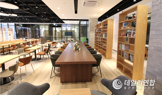 엠마오홀Emmaohall 자연과빛과 풍경을 담은 자연친화적공간(Eco-Friendly Space)이며, 독서와 음악감상,공연을 함께 즐길수있는 문화공간이다. 
