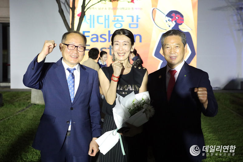 (왼쪽부터) 영남이공대학교 이재용 총장, 영남학원 한재숙 이사장, 대구시 남구 조재구 구청장. 