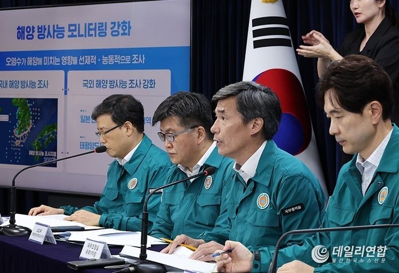 국무1차장이 원전 오염수 방류 관련 일일 브리핑에 참석해 일본의 오염수 방류에 관한 정부의 입장을 설명하고 있다. 사진=연합뉴스