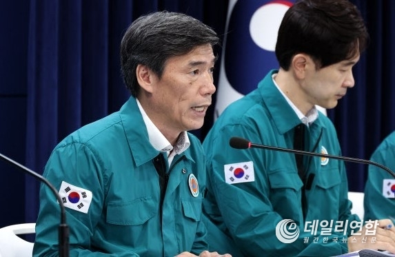 국무1차장이 원전 오염수 방류 관련 일일 브리핑에 참석해 일본의 오염수 방류에 관한 정부의 입장을 설명하고 있다. 사진=연합뉴스