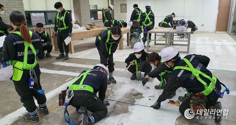 '실내건축시공관리반' 목공실습 사진.