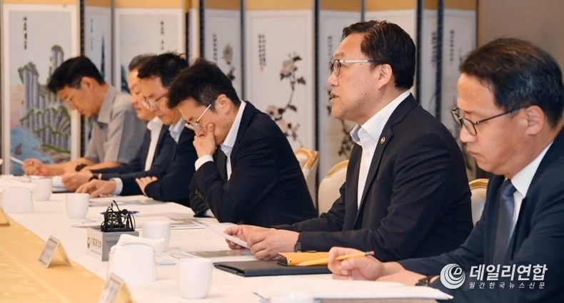 5일 오전 서울 종로구 정부서울청사에서 열린 ‘제30차 비상경제차관회의’를 주재, 모두발언을 하고 있다. (사진=기획재정부)
