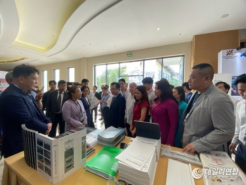 베트남 건설부장관이 건축엑스포에 참가중인 한국 기업 부스를 둘러보고 있다.