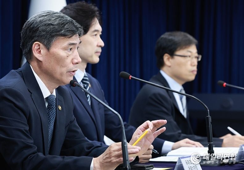 박구연 국무조정실 국무1차장이 18일 정부서울청사에서 열린 일본 후쿠시마 원전 오염수 방류 관련 일일 브리핑에서 취재진의 질문에 답하고 있다. 사진:연합뉴스