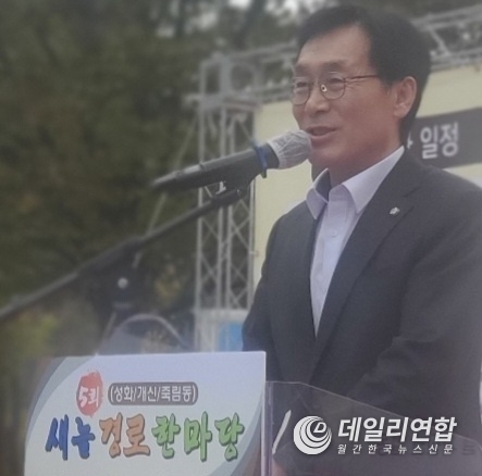 이장섭 의원 의 어르신을 설득한 모습을 보고 있다. 
