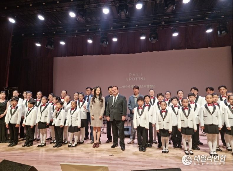  폴 포츠와 '안산 세계청소년합창단' 이 공연을 마치고 기념 촬영을 하고 있다