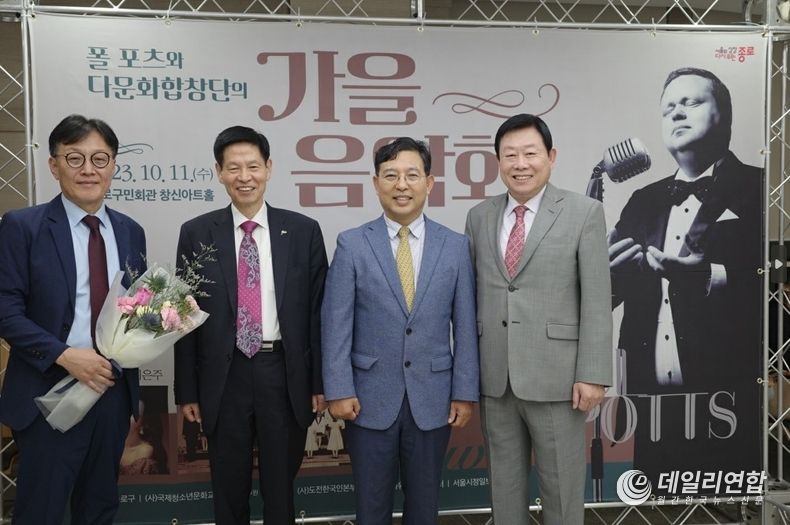  왼쪽부터 심재환 국제청소년문화교류연맹 대표 , 이병오 목사 겸 농협동인회 부회장 , 조영관 도전한국인 본부장 , 박복신 인사아트프라자 대표