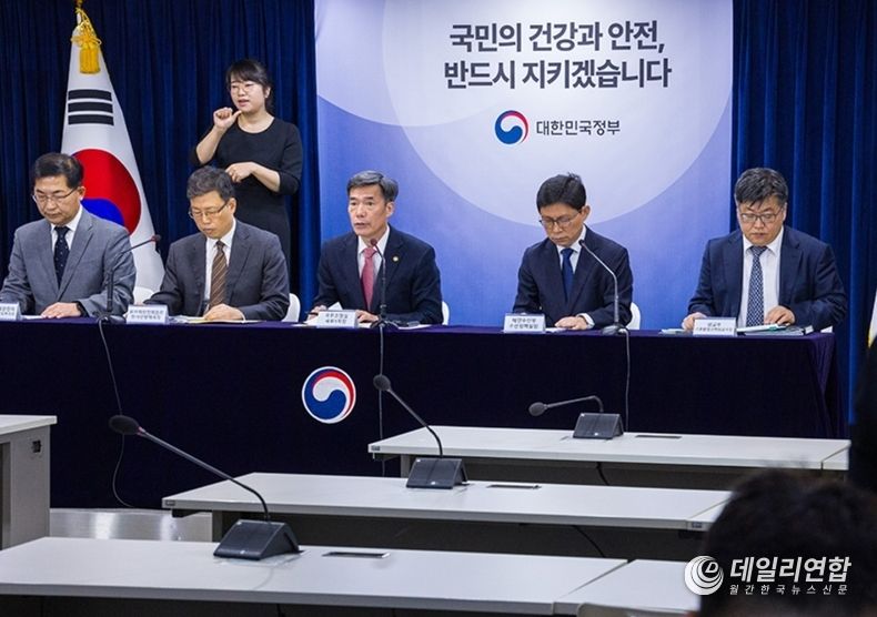 16일 오전 서울 종로구 정부서울청사에서 열린 후쿠시마 원전 오염수 방류 관련 정례 브리핑을 하고 있다.