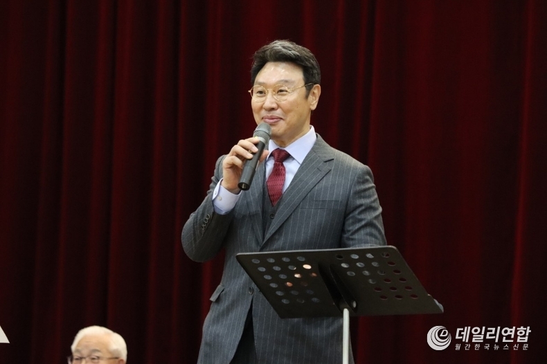 인사말 하는 강성종 회장