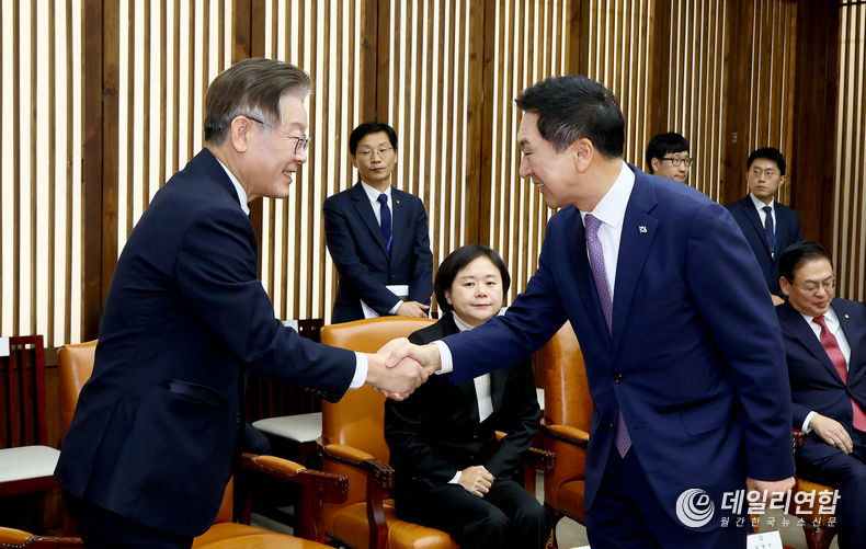 국민의힘 김기현 대표와 더불어민주당 이재명 대표가 31일 국회 의장실에서 윤석열 대통령과의 사전환담에 앞서 인사하고 있다.