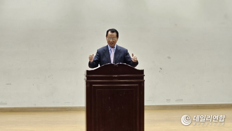 6일, 국회의원 회관 대회의실에서 명성교회 김삼환 목사가 2023 국회 성탄트리 점등식 및 송년감사예배에서 말씀을 전하고 있다. 