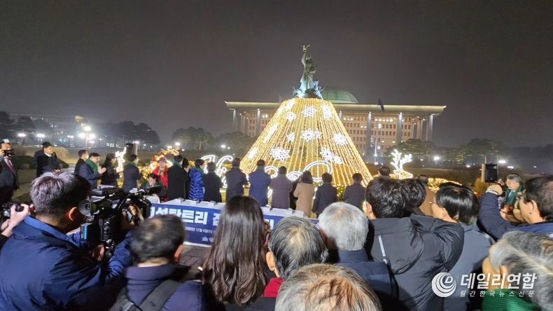 국회조찬기도회가 6일 오후 여의도 국회의사당 분수대 앞에서 성탄트리 점등식을 개최했다. 