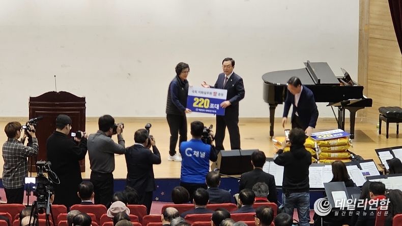 이채익 국가조찬기도회 회장이 사랑의 쌀을 국회내부 미화실무원들에게 명성교회(담임목사 : 김하나)에서 기부한 쌀을 기증하고 있다. 
