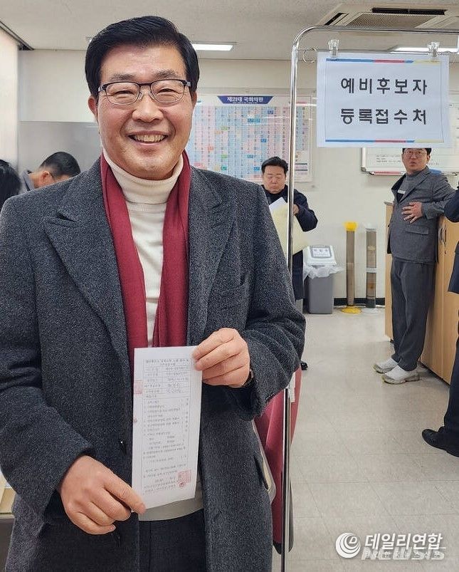  후보 등록을 마친 원경희 전 여주시장/ 전 한국세무사회 회장