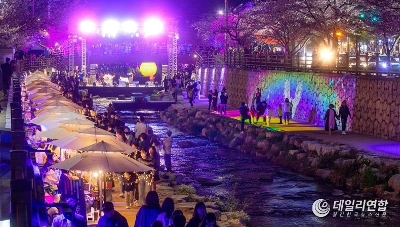 '2023년 청춘 금오천 벚꽃페스티벌' 사진.