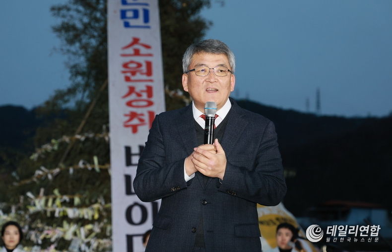 감사 인사 전하는 김학동 예천군수.