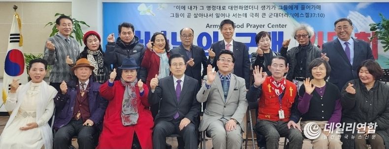  수요일 하나님의 군대/마하나임 기도회 후 황교안 대표와 기념촬영.