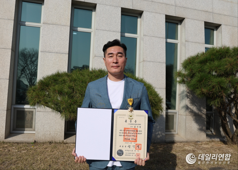 2024년 정부포상 수여식에서 국민훈장 목련장을 수훈한 김기정 감독