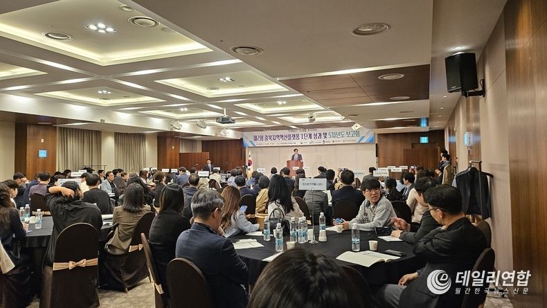 충북 RIS 1단계 성과 및 5차년도 보고회에서 한상배 센터장이 사업 추진을 위해 힘써주신 교수와 학생, 지자체 관계자들에게 인사말를 전했다. 