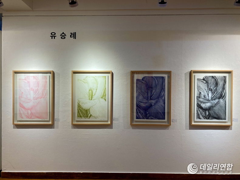 4월 22일부터 26일까지 홍익대학교 문헌관 4층 현대미술관에서는 석사학위 청구를 위한 특별한 전시회가 열리고 있다. 
