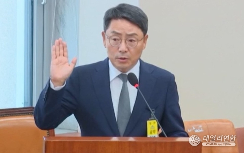 2023년 10월 17일 국회 환경노동위원회 국정감사에 증인으로 참석해 선서를 하고 있다. /사진=국회