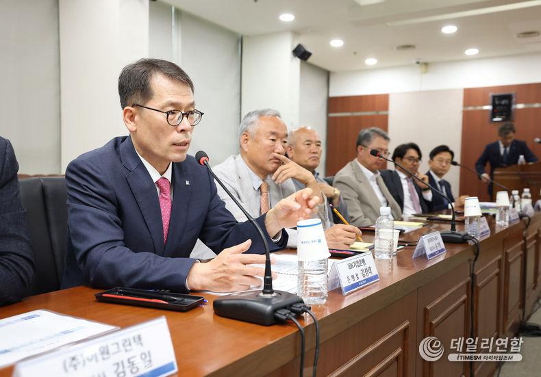 4일, 김성태 IBK기업은행장이 수원상공회의소에서 열린 중소기업 현장 간담회를 개최하고 있다. /사진=IBK