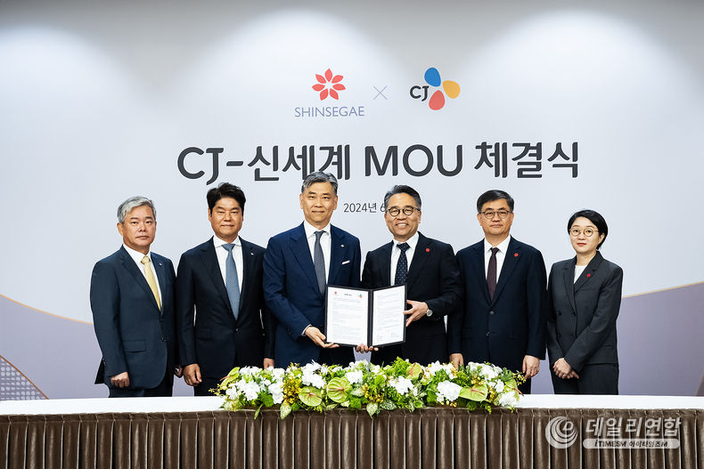 5일, 김홍기 CJ주식회사 대표와 임영록 신세계그룹 경영전략실장이 신세계그룹과 CJ그룹의 '사업제휴 합의서 체결했다. 