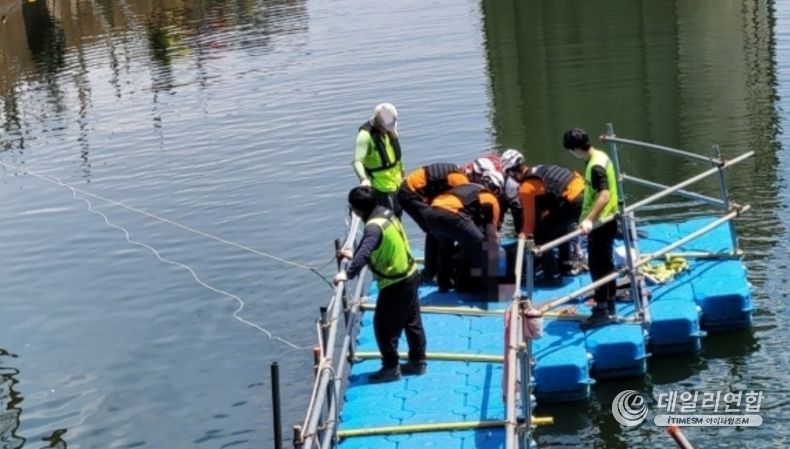 6일, 오전 9시 17분쯤 대우건설 하청노동자 잠수부 2명이 경북 청도군 운문댐에서 취수탑 콘크리트 보강 작업을 하던 중 취수탑에 빨려 들어가 구조대가 구조작업을 하고있다. /사진=청도소방서