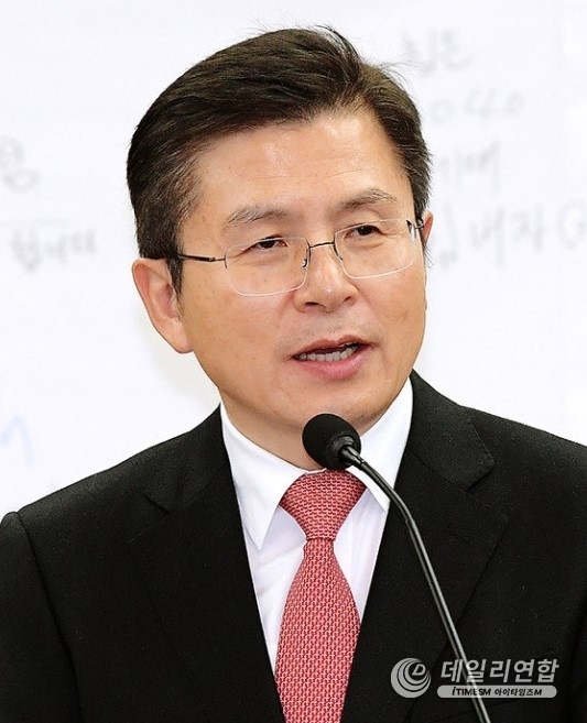 <strong>황교안 마하나임 대표는 “결국 종교의 자유도, 시장 경제도, 언론의 자유도 다 말살해서 대한민국의 자유민주주의 체제를 북한식 공산주의 체제로 바꾸겠다는 것 아닌가?" 했다</strong>