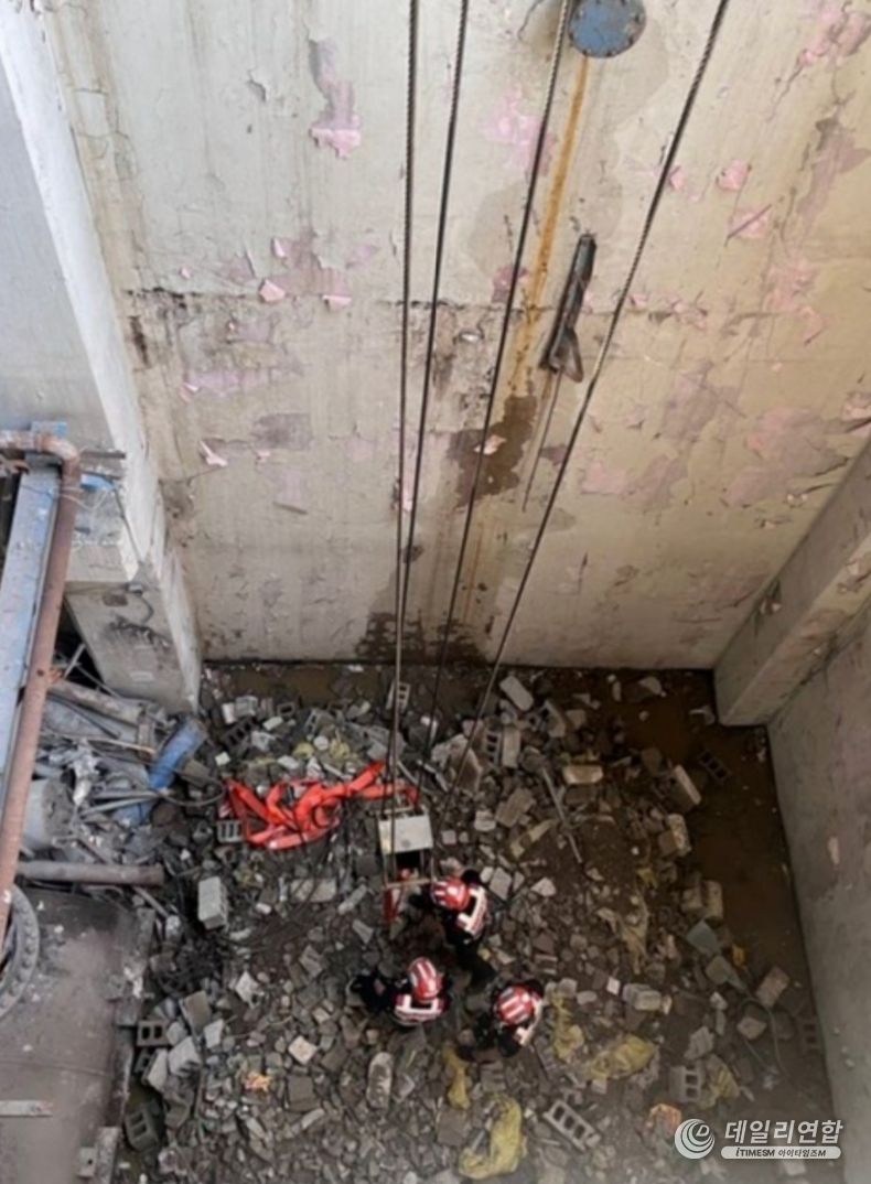 지난 14일 오전 8시15분 50대 노동자가 작업 중 위에서 떨어진 철판에 맞아 숨지는 사고가 발생한 계룡건설 마포구 당인리 문화공간조성 건축공사 현장. /사진 = 마포소방서