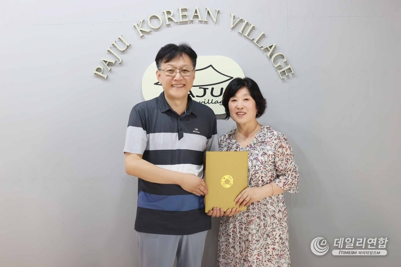 심재환 국제청소년문화교류연맹 이사장(왼쪽)이 차명숙 파주코리안빌리지 원장에게 IYCEF 경기교육센터 위촉장을 전달하고 있다./ 사진=국제청소년문화교류연맹