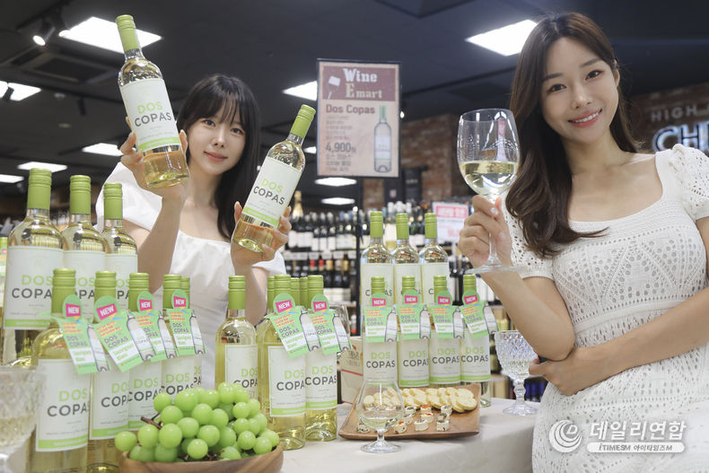 서울 이마트 용산점에서 15일 모델들이 초저가 화이트와인 '도스코파스 소비뇽 블랑'을 선보이고 있다. 또한 이마트는 칠레산 화이트와인 '도스코파스 소비뇽 블랑'을 전국 이마트와 이마트 에브리데이에서 4,900원에 판매한다고 밝혔다. /사진=이마트